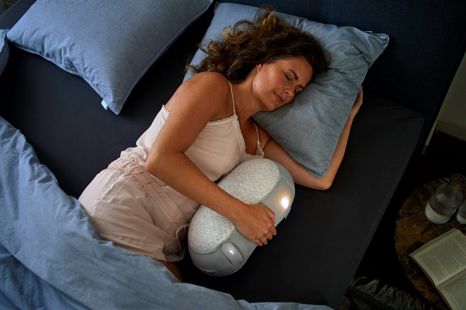 Woman sleeping with an aid device